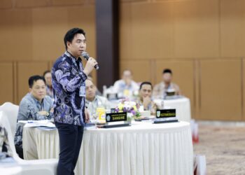 Foto: Bupati Kepulauan Sangihe menyampaikan usulan penurunan suku bunga kredit ASN di RUPS BSG di Manado. (Dok. Istimewa)