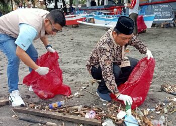 310 Kg Sampah Terangkat dari Pantai Karangria, Kolaborasi MUI, TKNPSL dan Seasoldier Sulut
