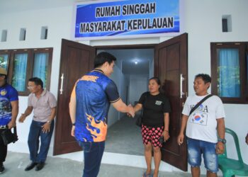 Foto: Bupati Kepulauan Sangihe Michael Thungari menyalami warga kepulauan usai meresmikan rumah singgah. (Dok. Istimewa)