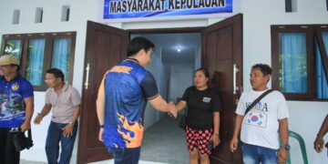Foto: Bupati Kepulauan Sangihe Michael Thungari menyalami warga kepulauan usai meresmikan rumah singgah. (Dok. Istimewa)