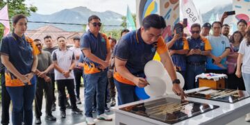 Foto: Bupati Kepulauan Sangihe Michael Thungari menandatangani prasasti GOR Membara. (Dok. Rendy/Barta1)