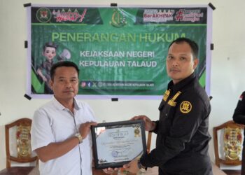 Foto bersama Kasi Intel Kejari Talaud, Samuel Naibaho, S.H., M.H bersama Camat Melonguane Timur usai kegiatan penerangan hukum.