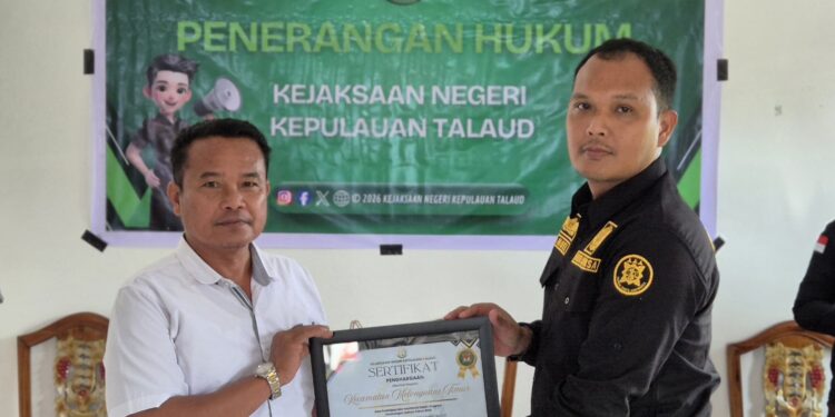 Foto bersama Kasi Intel Kejari Talaud, Samuel Naibaho, S.H., M.H bersama Camat Melonguane Timur usai kegiatan penerangan hukum.