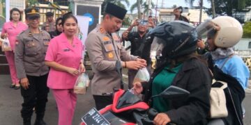 Polres Bitung Berbagi Takjil, Wujud Kepedulian dan Solidaritas Polri dengan Masyarakat