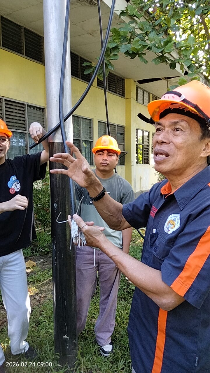 Mahasiswa Kelas 4TL4 Program Studi (Prodi ) DIV Teknik Elektro Polimdo tentang kawat penghantar SUTM 20 kV. (foto: istimewa)