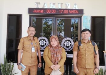 Foto: Kepala Bagian Hukum Setda Kabupaten Kepulauan Sangihe bersama tim di depan Kantor Pengadilan Negeri Tahuna. (Dok. Istimewa)