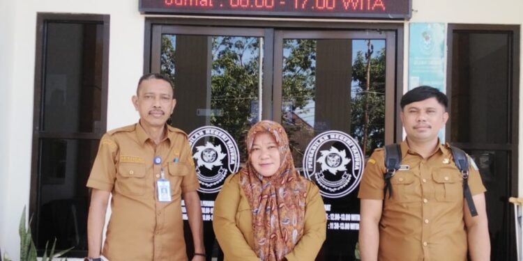 Foto: Kepala Bagian Hukum Setda Kabupaten Kepulauan Sangihe bersama tim di depan Kantor Pengadilan Negeri Tahuna. (Dok. Istimewa)