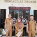 Foto: Kepala Bagian Hukum Setda Kabupaten Kepulauan Sangihe bersama tim di depan Kantor Pengadilan Negeri Tahuna. (Dok. Istimewa)