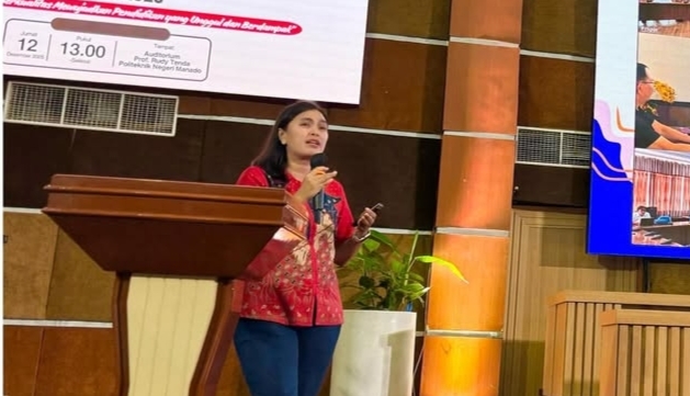 Dosen muda Polimdo, Dian Puspitasari, yang membiasakan memilah sampah dari Rumah kemudikan dikasih ke Bank Sampah. (foto: istimewa)