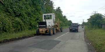 Pekerja bergiat melakukan pemeliharaan ruas Kaiya-Maelang yang akan dilintasi pem,udik. (foto: BPJN)