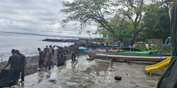 Jajaran Kodam XIII/Merdeka menggelar aksi Karya Bakti Peduli Lingkungan secara serentak pada dua titik pesisir Kota Manado. (foto: Humas Kodam)