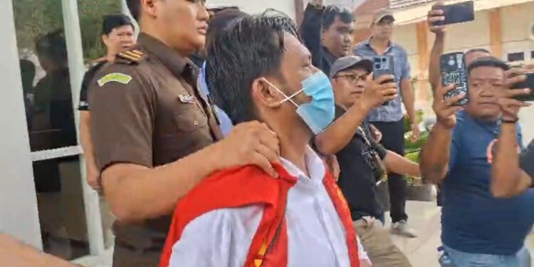 Foto: Kapitalaung Kampung Beha, Tabukan Utara saat ditahan oleh pihak Kejaksaan Negeri Kepulauan Sangihe. (Dok. Istimewa)