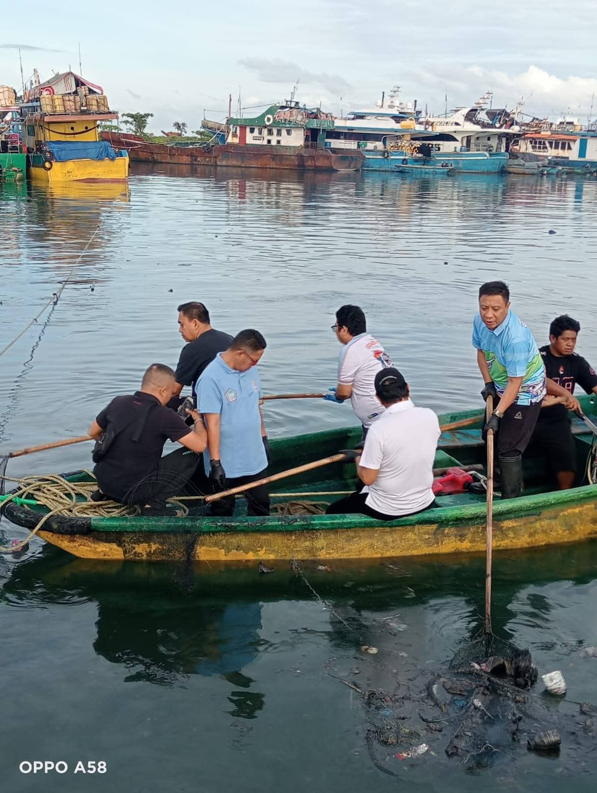 Jajaran Setwan ikut pembersihan sampah plastik di Laut. (foto: istimewa)