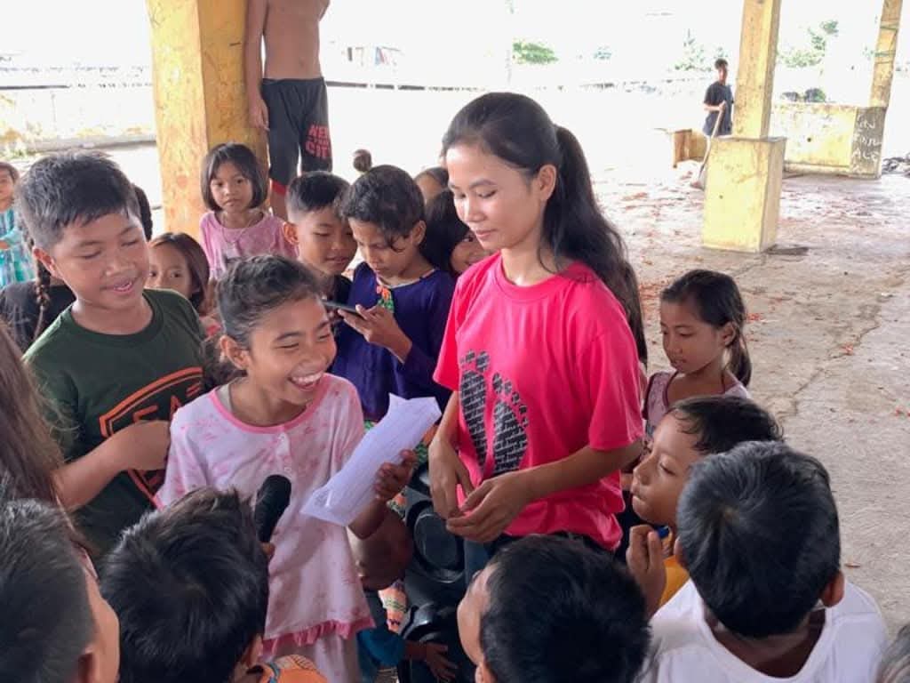 Proses belajar mengajar Dinding Manado setiap Sabtunya di Pasar Bersehati. (foto : istimewa).