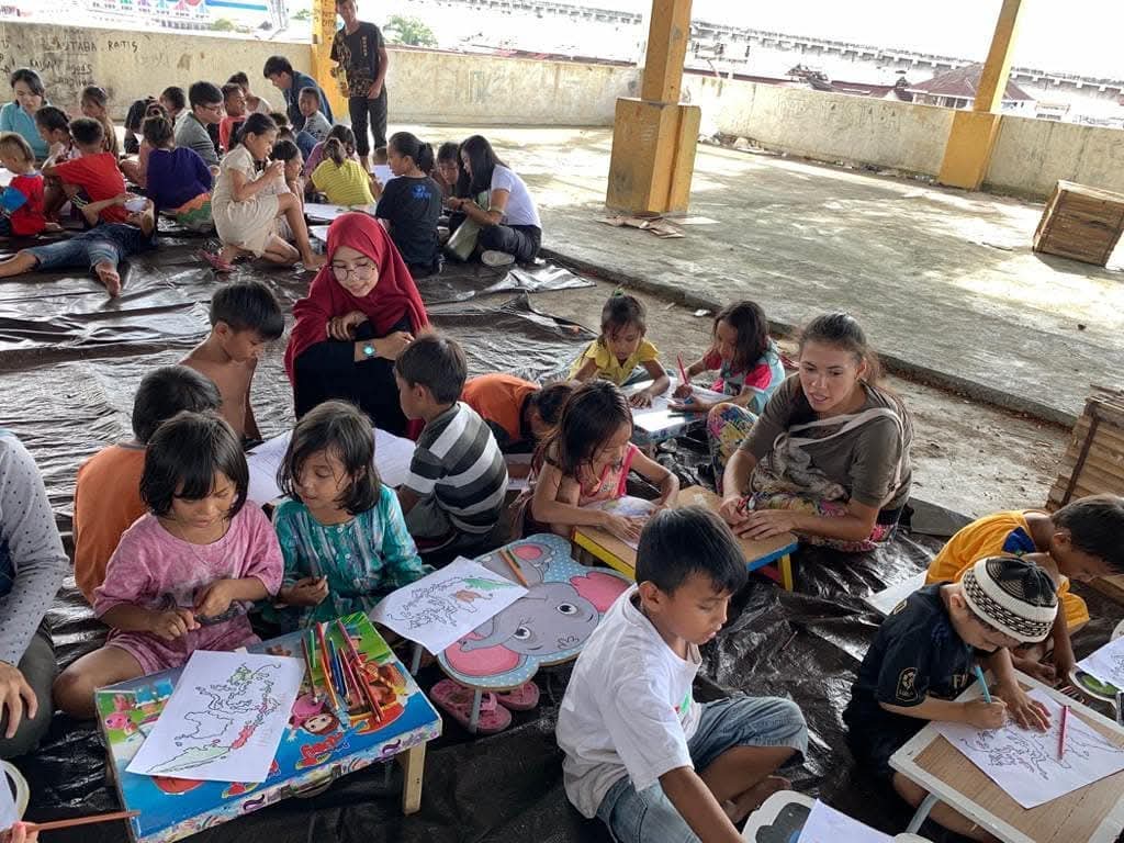 Proses belajar mengajar Dinding Manado setiap Sabtunya di Pasar Bersehati. (foto : istimewa).