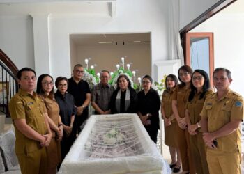 Sekretariat DPRD Provinsi Sulut Memberikan Penghormatan  Kepergian Ibunda Tercinta Royke Roring
