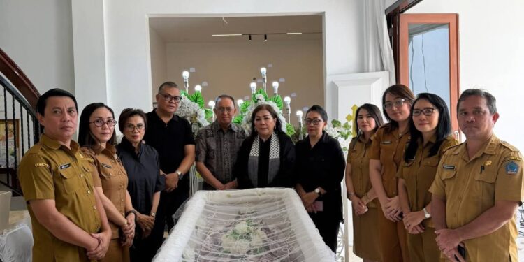 Sekretariat DPRD Provinsi Sulut Memberikan Penghormatan  Kepergian Ibunda Tercinta Royke Roring