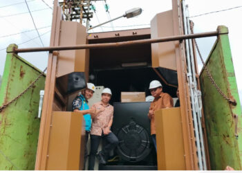 Foto: Bupati dan Wakil Bupati saat meninjau kedatangan mesin pembangkit listrik di Tahuna. (Dok. Istimewa)