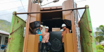 Foto: Bupati dan Wakil Bupati saat meninjau kedatangan mesin pembangkit listrik di Tahuna. (Dok. Istimewa)