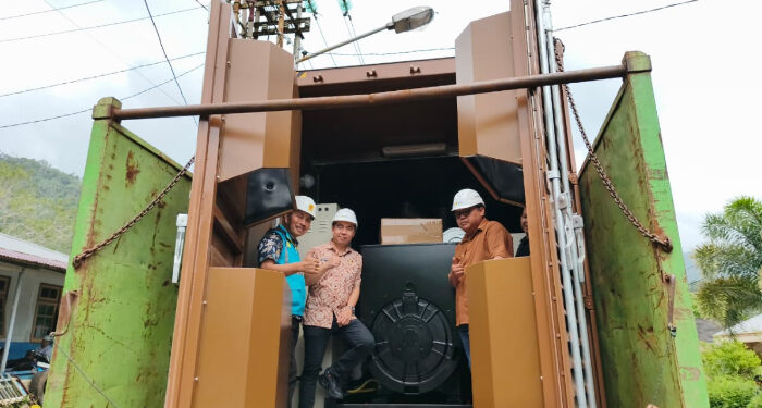 Foto: Bupati dan Wakil Bupati saat meninjau kedatangan mesin pembangkit listrik di Tahuna. (Dok. Istimewa)
