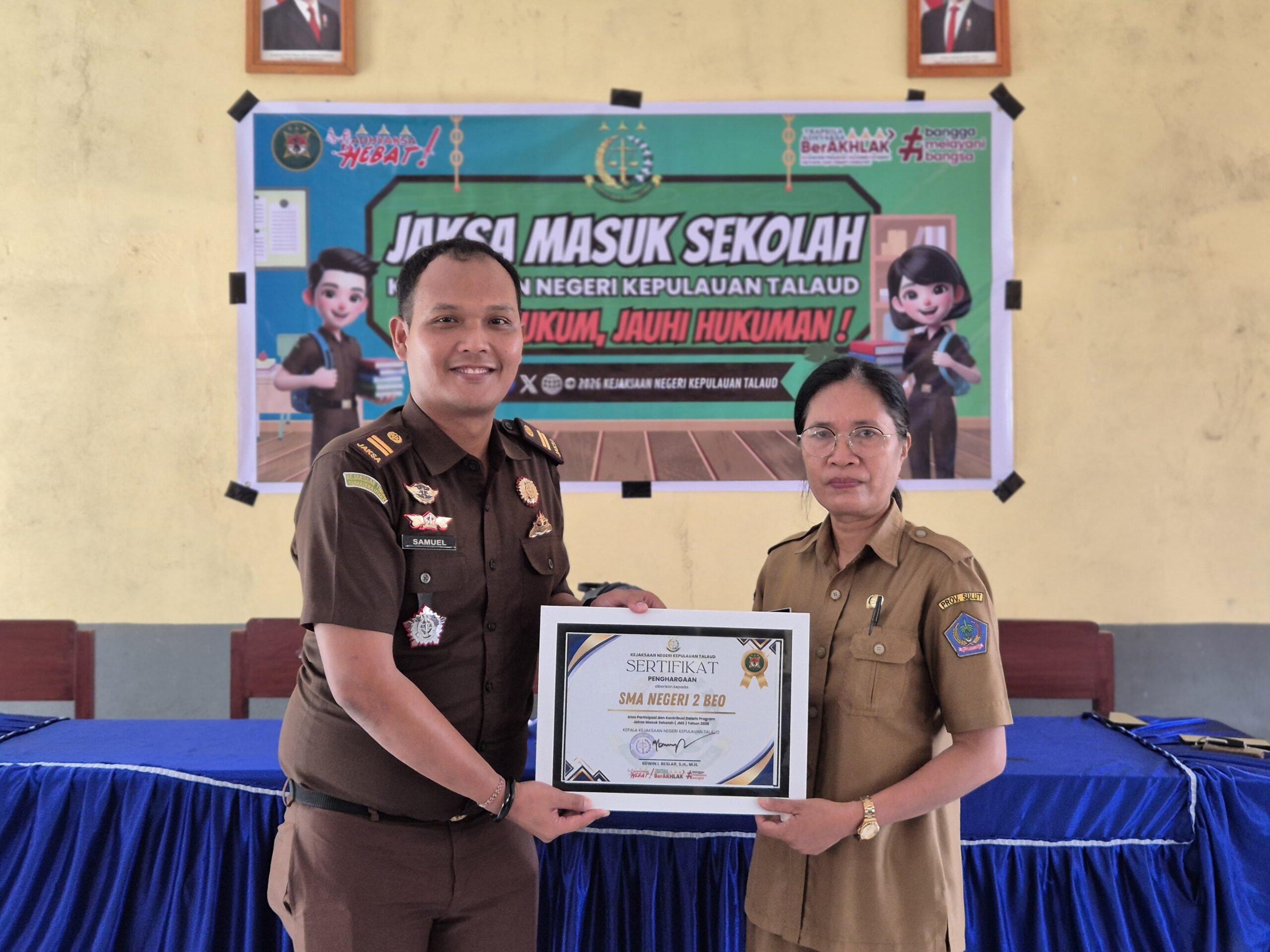 Pemberian piagam oleh Kepala Seksi Intelijen Kejari Kepulauan Talaud, Samuel Naibaho, S.H., M.H usai pemberian materi kegiatan Jaksa Masuk Sekolah.