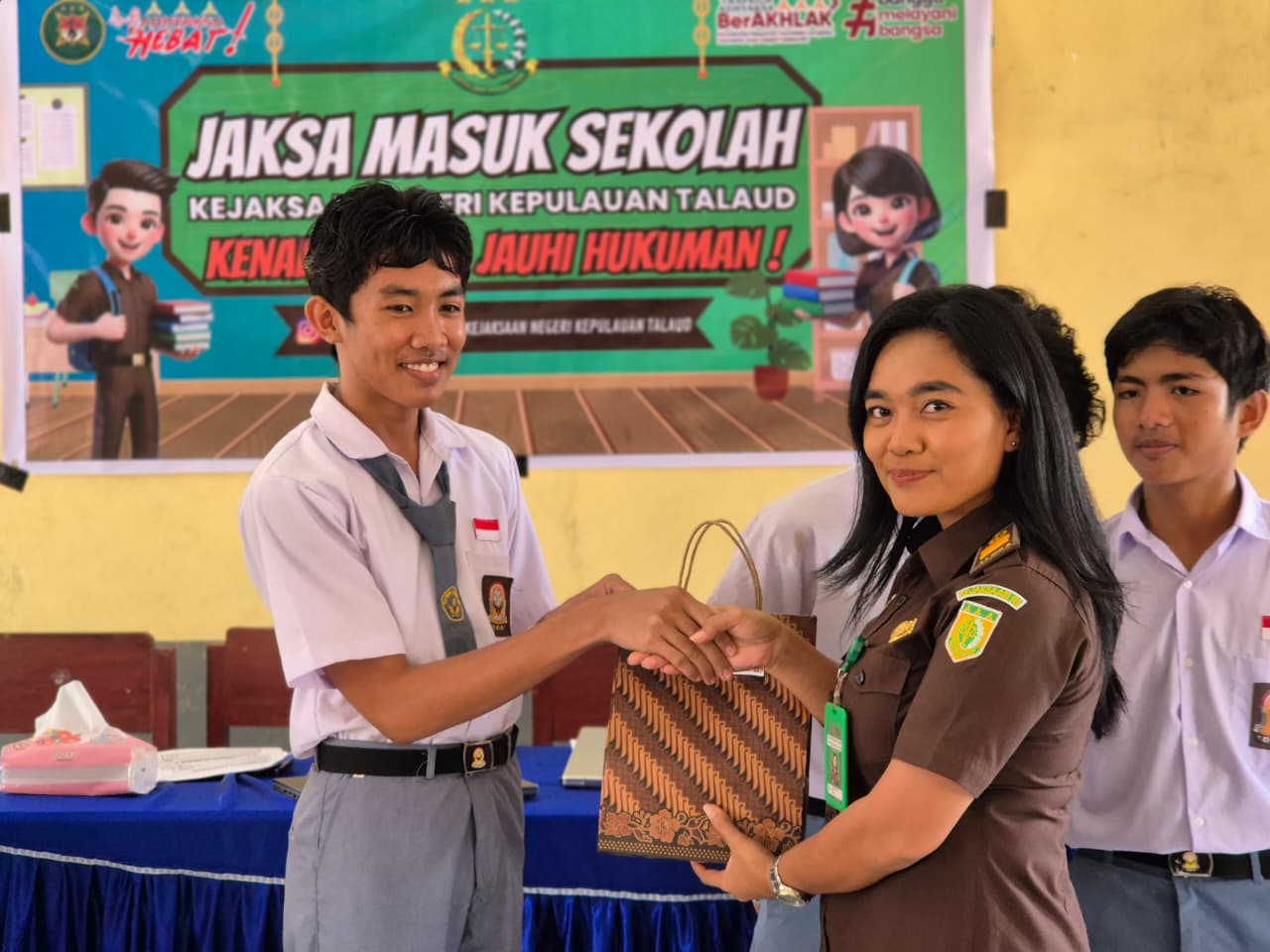 Kasubsi II Intelijen Kejaksaan Negeri Kepulauan Talaud, Desliana Sitorus, S.H saat memberikan piagam kepada salah seorang siswa.