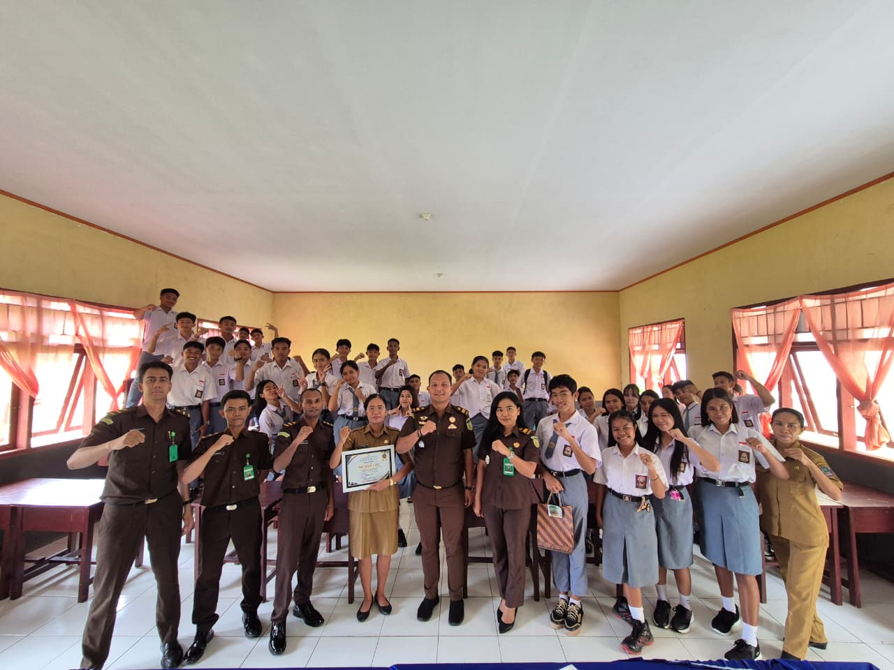 Foto bersama usai kegiatan Jaksa Masuk Sekolah.