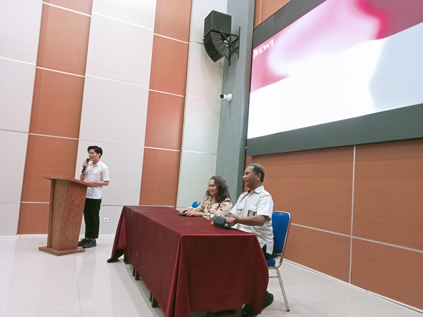 Pimpinan Polimdo bersama pihak BJKW VI Makasar. (foto: Meikel/Barta)