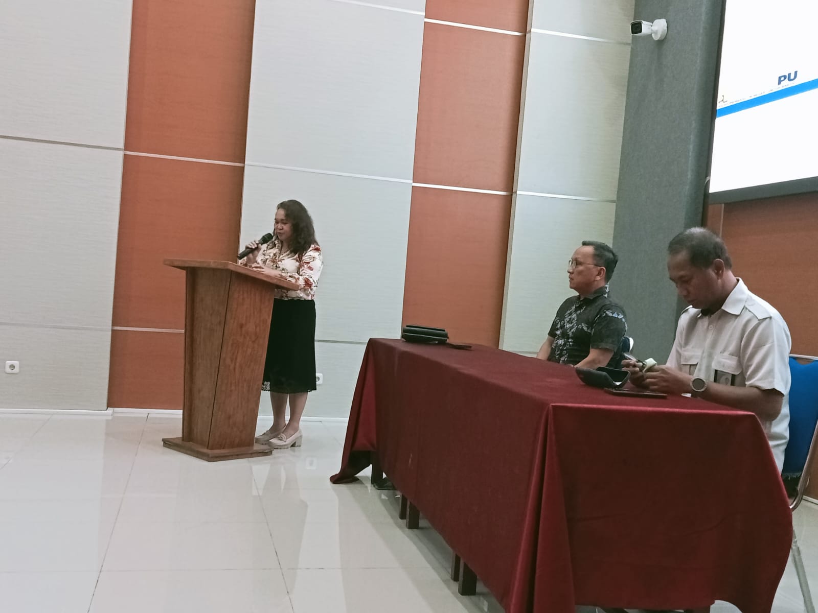 Wakil Direktur Bidang Perencanaan dan Kerja Sama, Juliet P.T Makinggung, SE., MSi membuka agenda penambahan kompetensi dan uji kompetensi serta sertifikasi dari BJKW VI MAKASAR. (foto: Meikel/Barta)