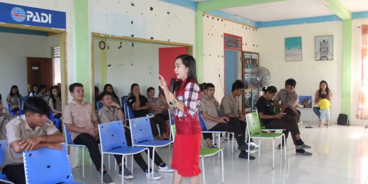 Pengabdian Kepada Masyarakat: Politeknik Negeri Manado Gelar “Pelatihan Self Management Terkait UU ITE kepada Siswa Kristen Tongkaina”