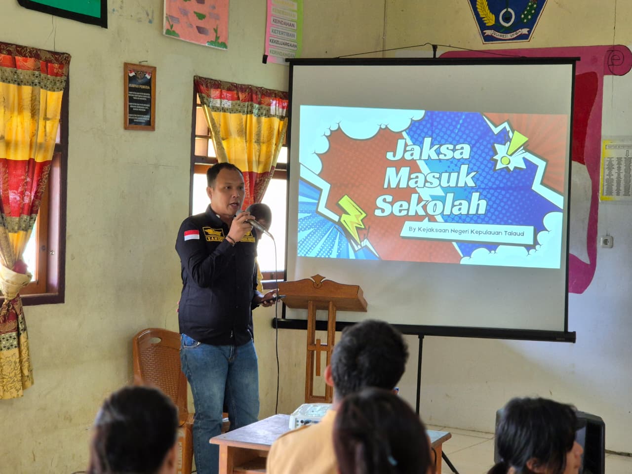 Kasi Intel Kejari Kepulauan Talaud, Samuel Naibaho, S.H., M.H sedang memaparkan materi JMS. 
