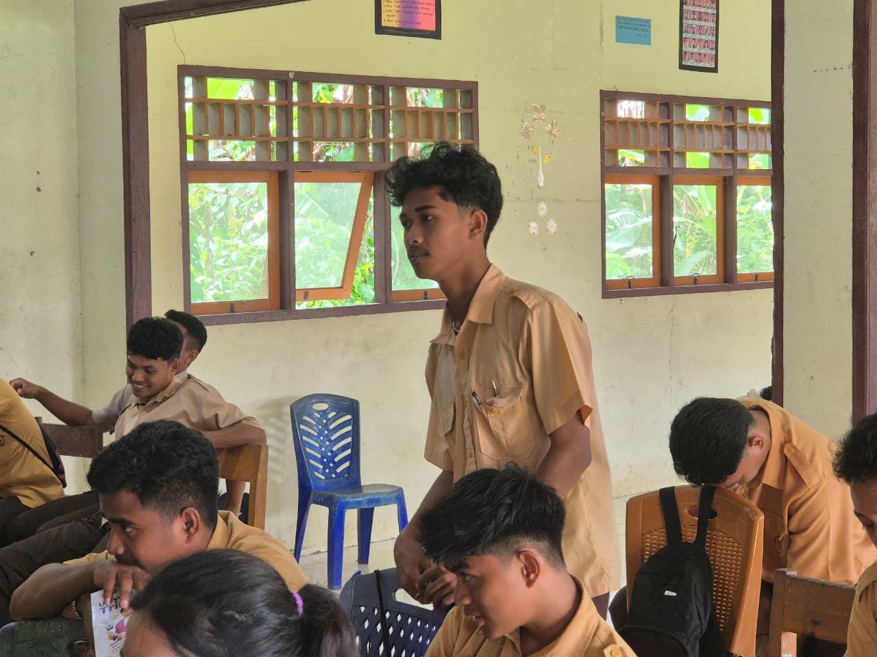 Sala satu siswa SMA Negeri 1 Rainis melakukan tanya jawab dengan penyaji materi dalam program JMS. 