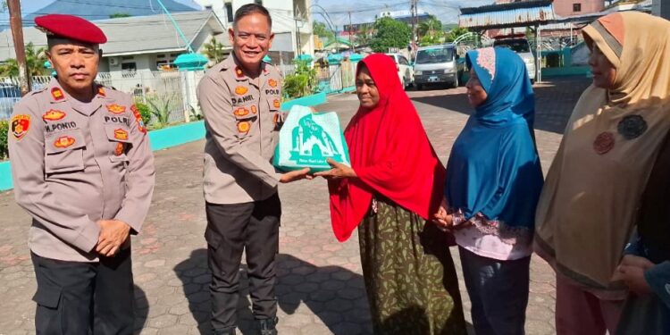 Polres Bitung Bagikan Bantuan di Masjid Jami An Nur, Wujud Kepedulian di Bulan Ramadan