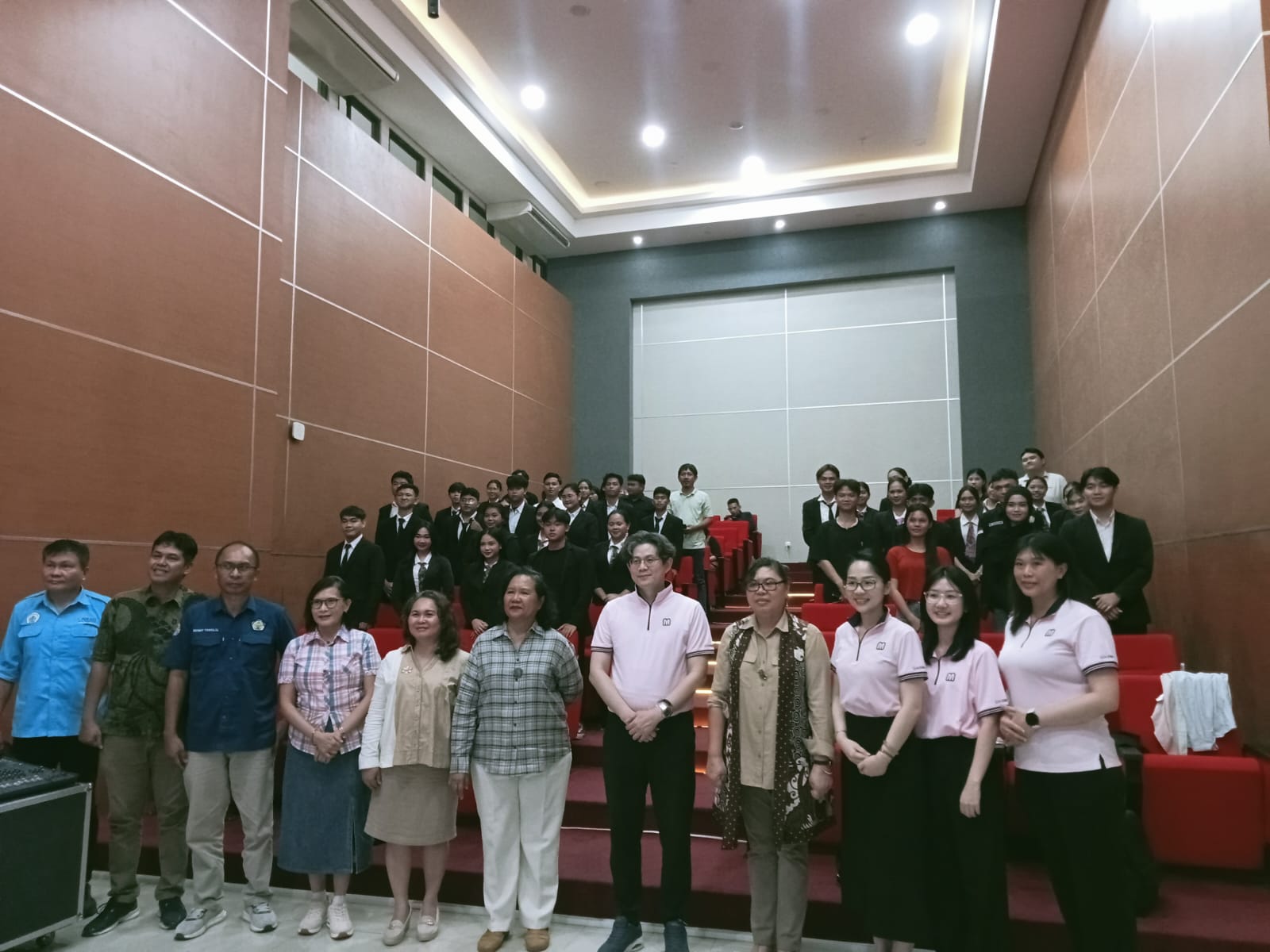 Foto bersama mahasiswa, pimpinan Polimdo dan Presiden Cheng Wei Global Co. Ltd. (foto: Meikel/Barta) 