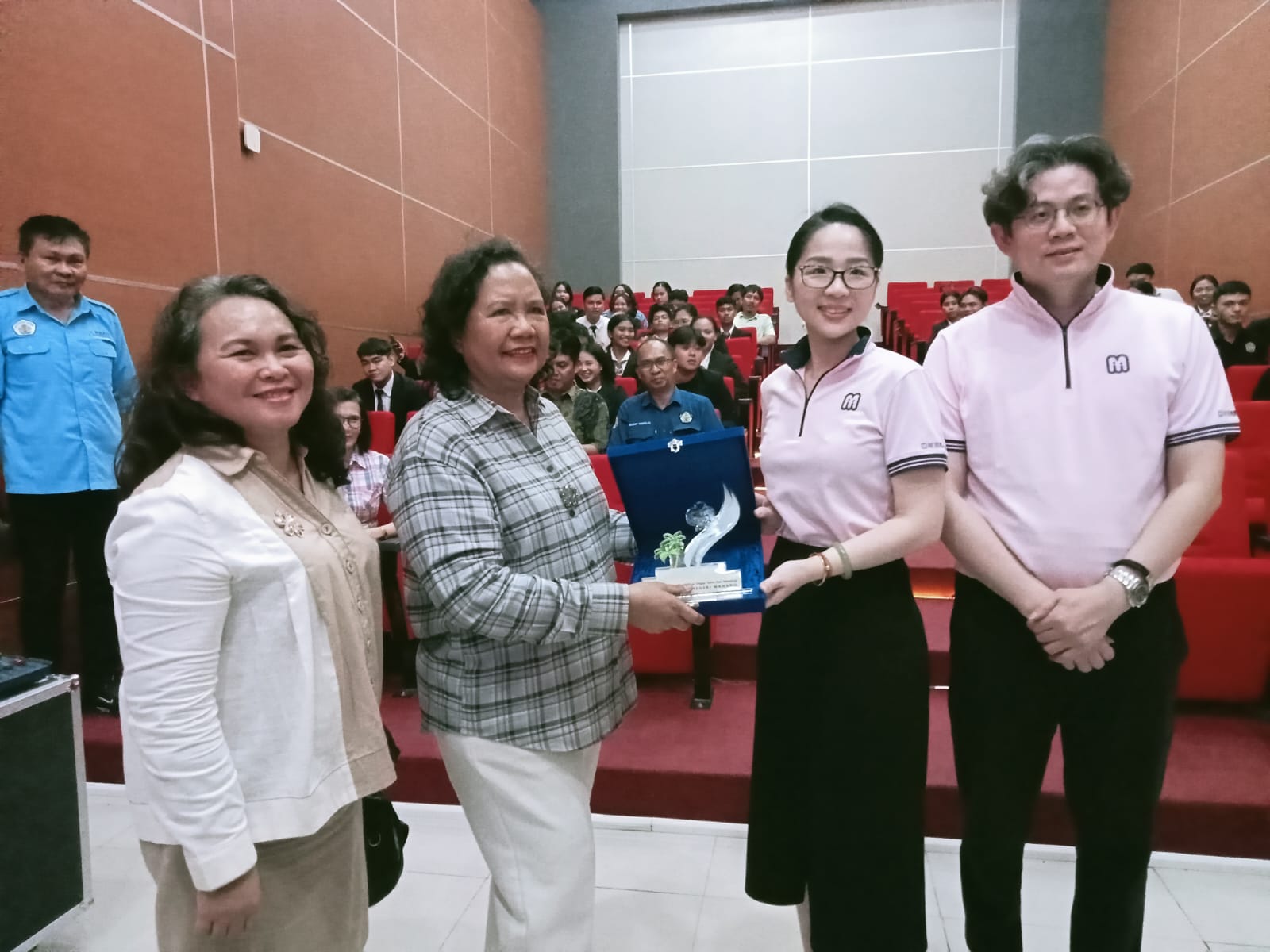 Pemberian cenderamata pimpinan Polimdo ke Presiden Cheng Wei Global Co. Ltd. (foto: Meikel/Barta) 