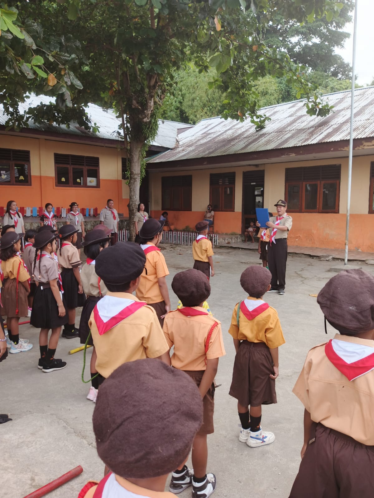 Suasana berlangsungnya upacara pembukaan kegiatan Pramuka. 