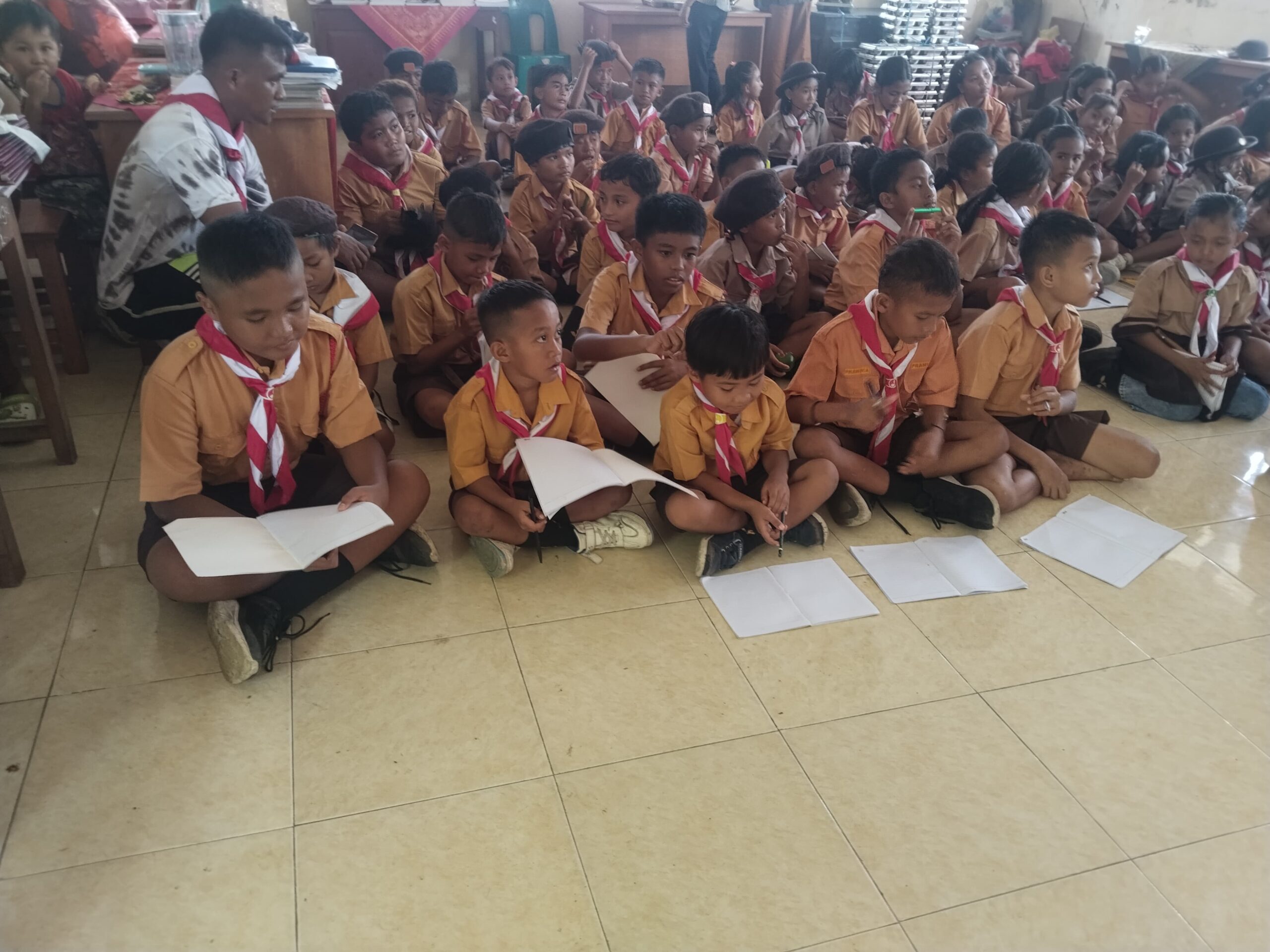 Para siswa sedang menerima materi pembekalan oleh pembina.