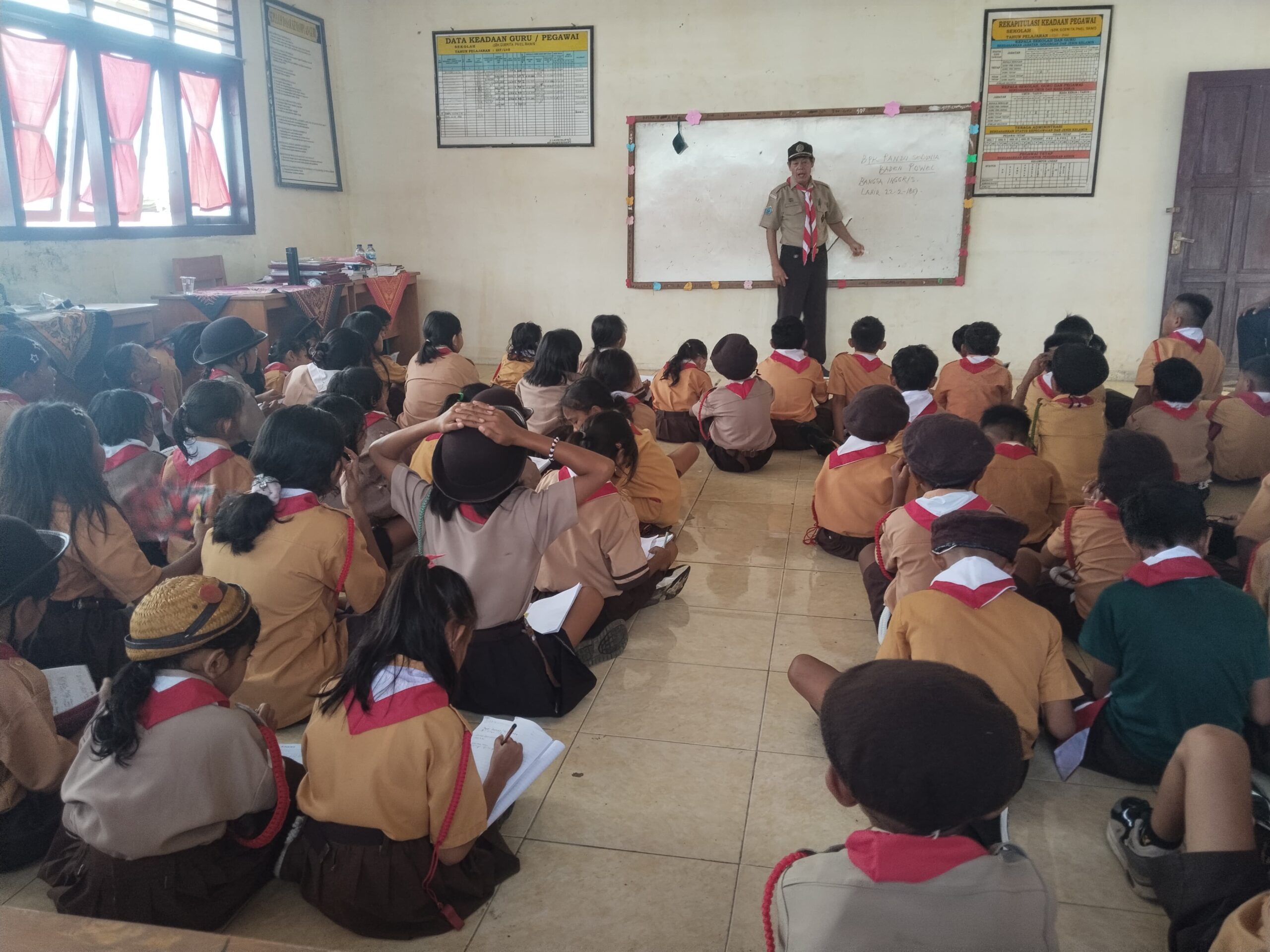 Para siswa sedang menerima materi pembekalan oleh pembina.