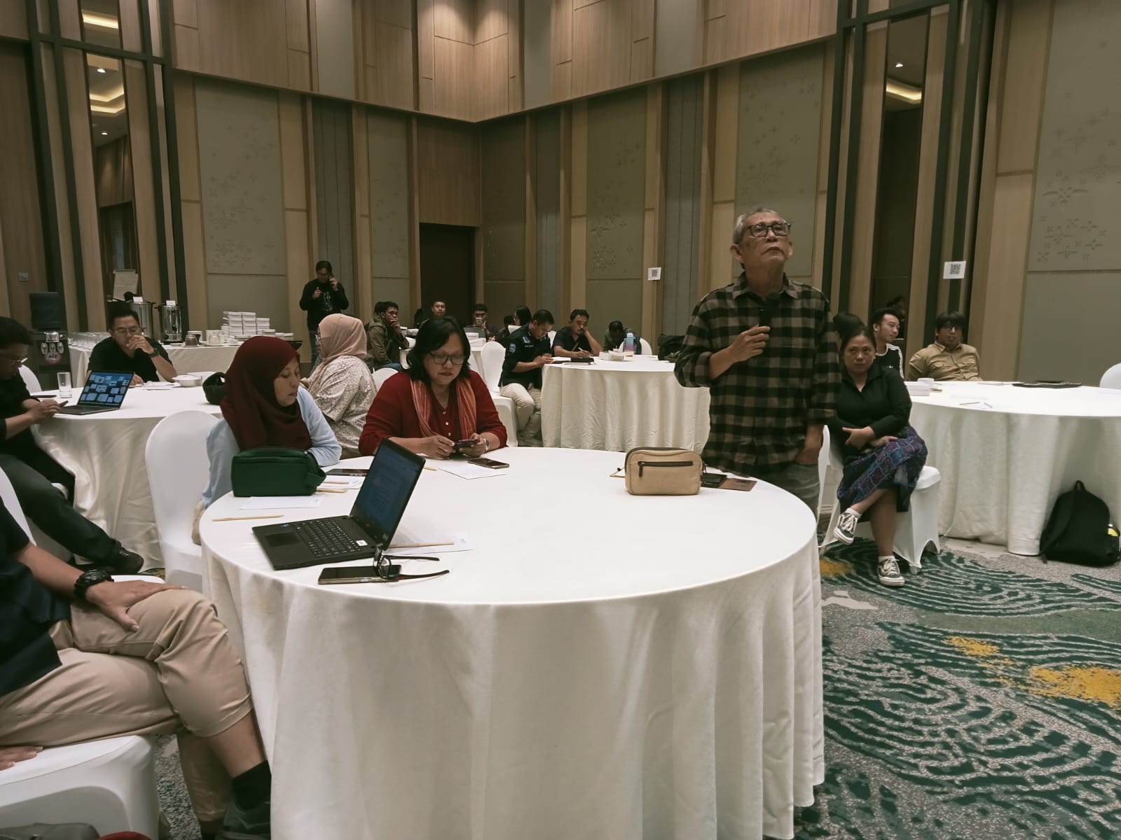 pakar kelautan dari Fakultas Perikanan dan Ilmu Kelautan (FPIK) Unsrat, Dr. Rignolda Djamaludin saat menyampaikan pendapatnyanya terkait Penegakan Hukum di Sulut. (foto: Meikel/Barta)