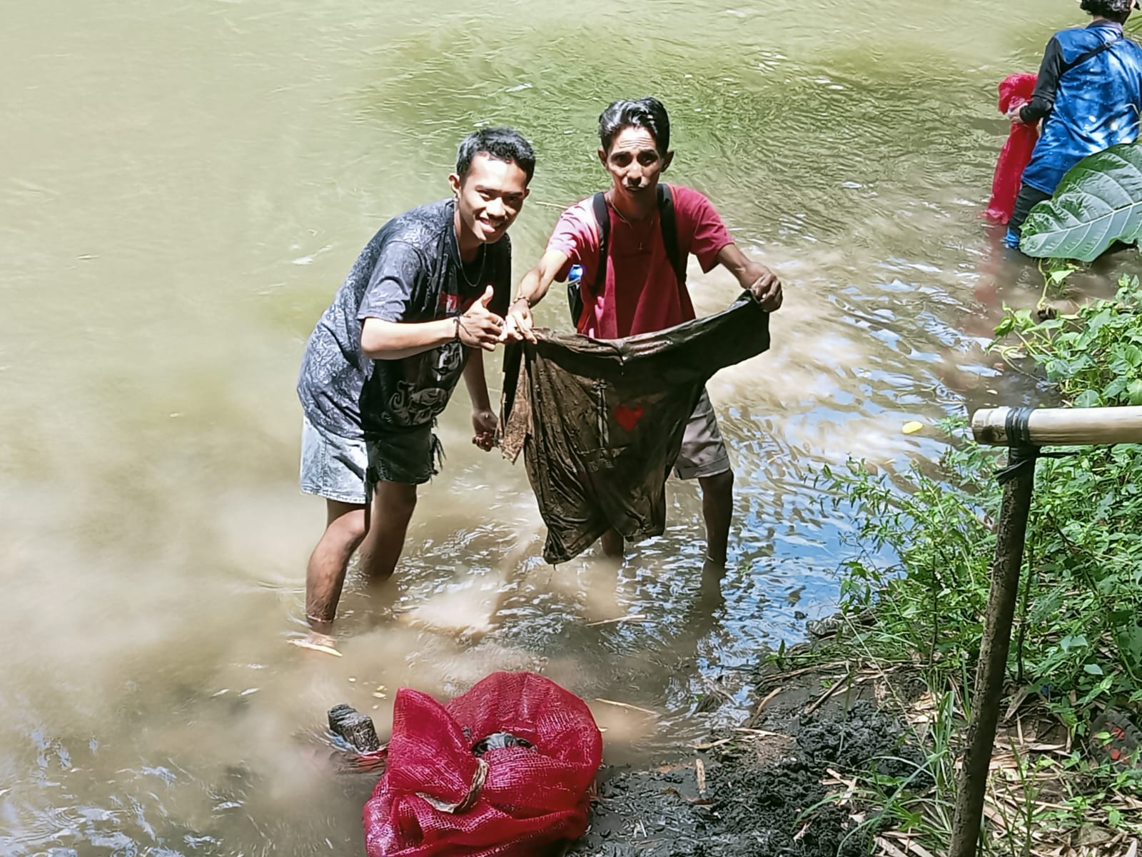 Aksi Pembersihan Sungai Kairagi Satu oleh Pecinta Alam Manado. (Foto : istimewa)