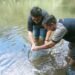 IKA Polimdo–KMPA Tansa Bergerak: Bersih Sungai, Tebar 100 Benih Ikan dan Bagikan Bibit Tanaman