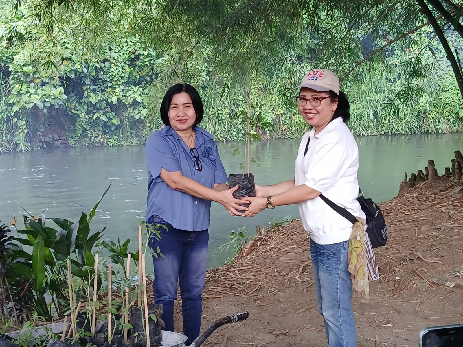 Penasehat IKA Polimdo, Joice Thomas, saat menyerahkan bibit bantuan kepada masyarakat. (foto : istimewa)
