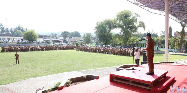 Wali Kota Kotamobagu saat memimpin apel perdana pasca libur Imlek dan Idul Fitri, Senin (30/3). Foto: Kominfo