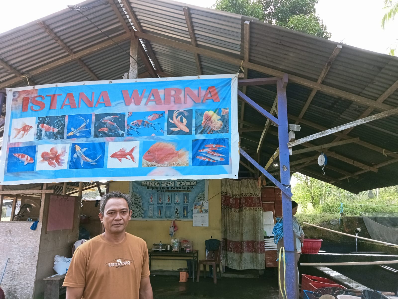 Bang Ardon Hamzah, saat dilokasi pembibitan ikan. (foto: Meikel/Barta)