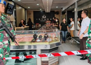 Penggeledahan yang dilakukan penyidik Kejati Sulut di salah satu toko perhiasan baru-bari, di Kota Manado. (foto: Humas Kejati Sulut)