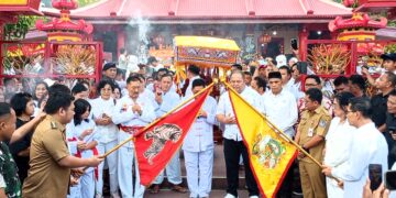 Hengky-Randito Lepas Prosesi Perayaan Goan Siau Tahun Imlek 2577