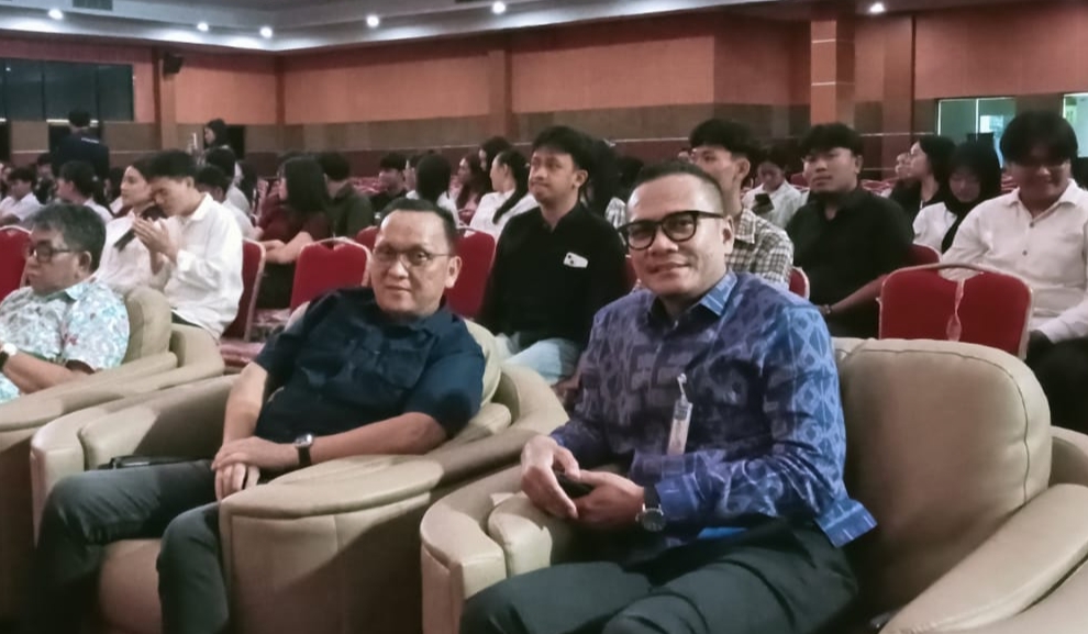 Wakil Direktur Bidang Kemahasiswaan dan Alumni, Ir. Rudolf E. G. Mait, ST., MT., IPM., ASEAN Eng., mendampingi Renold Asri, selaku Deputi Kepala Perwakilan Bank Indonesia Sulut. (foto: Meikel/Barta)