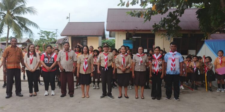 Foto bersama Kepala SDK Pniel Rainis, Guru - guru, Pembina dan para Siswa.