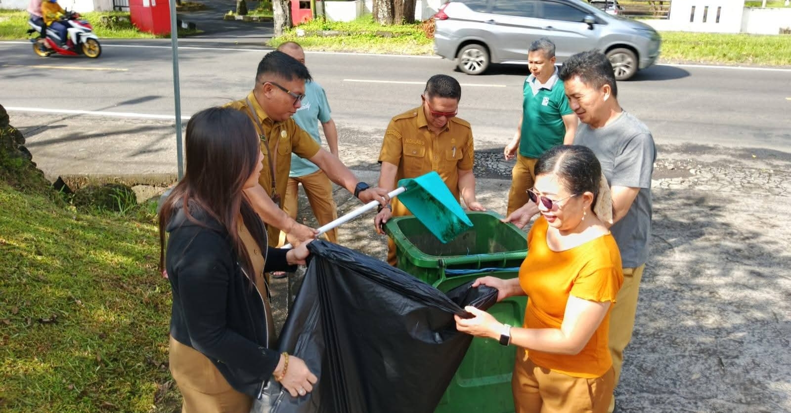 Setwan saat pembersihan di halaman Gedung DPRD Sulut. (foto: istimewa)