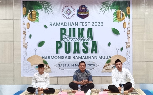 Asisten II Setda Kota Bitung bersama Dirut Perumda Pasar Kota Bitung membuka kegiatan buka puasa bersama.